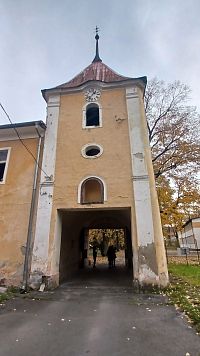 hlavný vchod ku kaštieľu je pod touto vežou