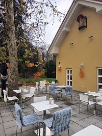 posedenie na terase kaviarne