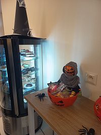 helovínska výzdoba v kaviarni