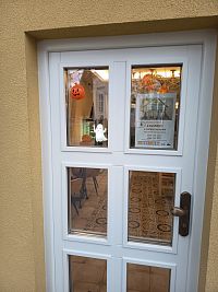 vchod do kaviarne, otváracie hodiny a malá výzdoba