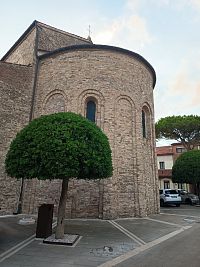 apsida centrálnej lode jediná vyčnieva mimo stavby katedrály