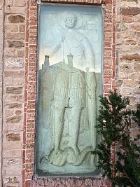 dva basreliefy pri hlavnom vchode