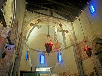 hlavný oltár s oltárnym obrazom "Pala d´oro" a visiacim krížom