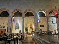 stĺpy a piliera medzi hlavnou a bočnou loďou