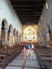 pohľad na hlavný oltár a tiež drevený strop