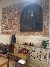 plátno sv. Rity a freska sv. Lucie v ráme s freskou s kvetinovými motívmi