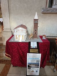 maketa blízkeho kostolíka a zvonice