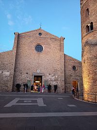 katedrála a zvonica, Biela dlažba pri zvonice znamená obrysy minulej stavby - kostol Grazie