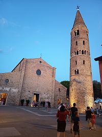 kostol a zvonica na námestí Piazza Vescovado