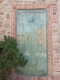 jeden z dvoch reliefov pri hlavnom vstupe do kostola