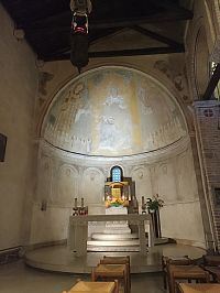 ľavý bočný oltár s kreskou