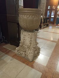 krstiteľnica pochádzajúca zo starého kostola