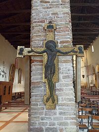 kríž na jednom z pilierov