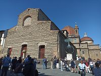 kostol a v zadnej časti sú pochovaní členovia rodu Medicijských