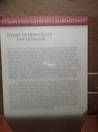 popiska pri hrobke Donatella v prízemí kostola sv. Vavrinca