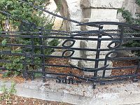 zaujímavý plot okolo pomníka