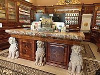 pult s kasou a levami