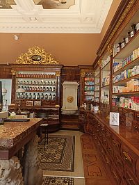 lekáreň s mobiliárom 300 rokov starým