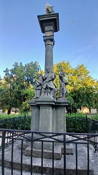 stĺp so sochami sväých