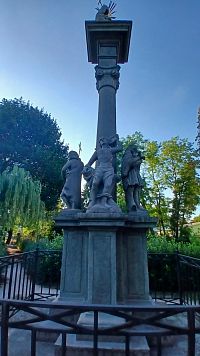 sochy a iónsky stĺp