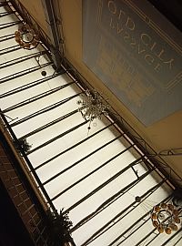 pohľad na schodište a lustre zhora dole