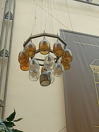 jeden z troch lustrov