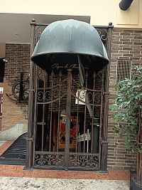 vchod do suterénu, do nočného baru