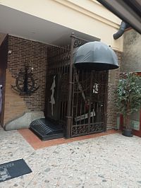 vchod do nočného klubu