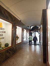 úzka predsieň s výkladmi