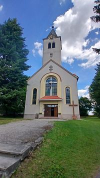 priečelie kostola, ktorý začali stavať počas 2.svetovej vojny roku 1942