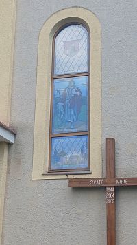 farebná vitráž a kríž svätých misii