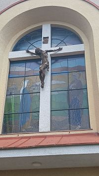 zaujímavá vytráž najväčšieho okna v priečelí s krížom s Ježišom