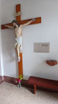 kríž v predsienke kostola