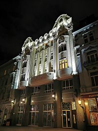 vysvietená budova z februára 2024