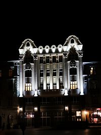 budova jedného večera vo februári 2024