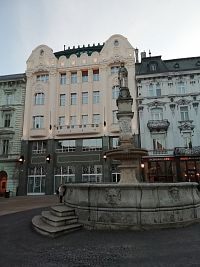 budova oproti Rolandovej fontáne