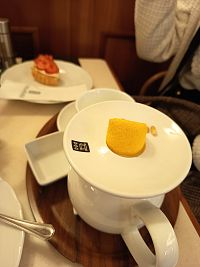 čaj s citrónom a ovocný zákusok