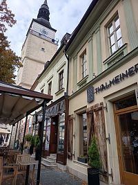 kaviareň neďaleko mestskej veže, vidieť je aj predzáhradka