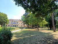 kaštieľ postavený na miernom kopčeku nad cestou