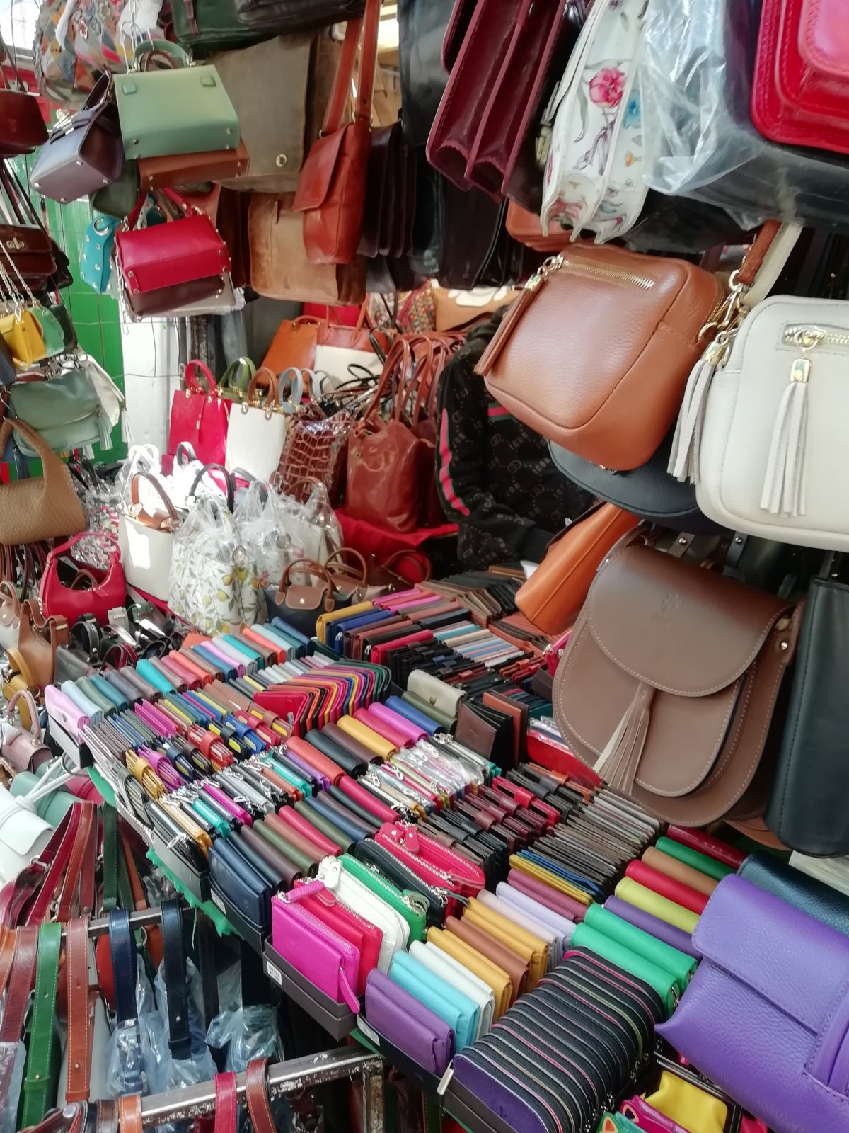 Taliansko - Toskánsko - Florencia - ulica Via dell´Ariento s trhoviskom a budovou tržnice