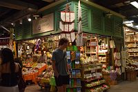 jeden zo stánkov v budove tržnice