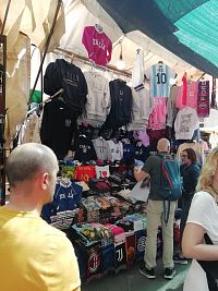 jeden zo stánkov na ulici Via dell´Ariento