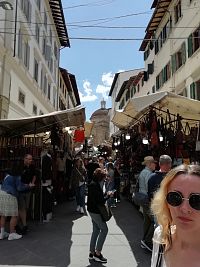 ulica Via dell´Ariento so stánkami s rôznym tovarom