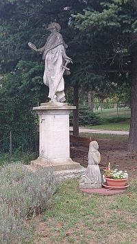 socha sv. Pavla apoštola a soška klačiacej a modliacej sa dievčiny