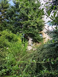 pohľad od Lurdskej jaskyne na sochu sv. Pavla apoštola pred kostolom