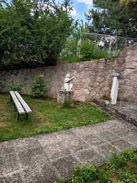 umiestnenie sochy klačiacej Bernadety