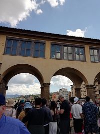 stredná časť mosta s výhľadmi na rieku