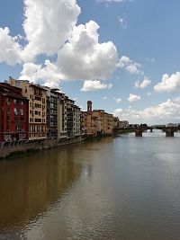 pohľad zo strednej časti mosta na rieku a jej okolie