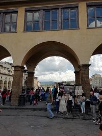 stredná časť mosta s výhľadmi na Arnu, v hornej časti je Vasariho koridor (Corridoio Vasariano)