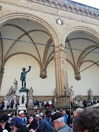 socha Benvenuta Celliniho Perseus s hlavou Meduzy, ktorá je umiestnená pri neďalekom paláci Vecchio
